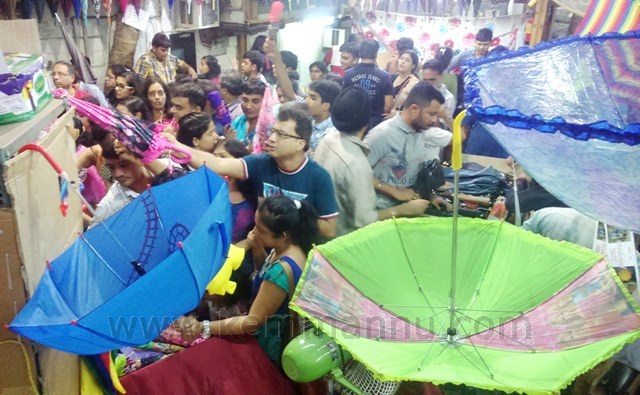 Mumbaikers prepare for Mansoon 2015