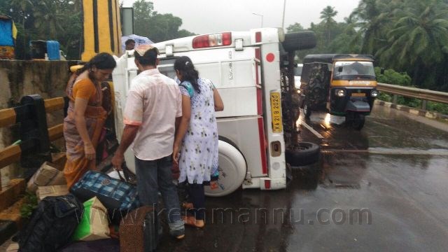 Kallianpur: Tempo overturns near Uppoor Bridge, passengers escaped unhurt.