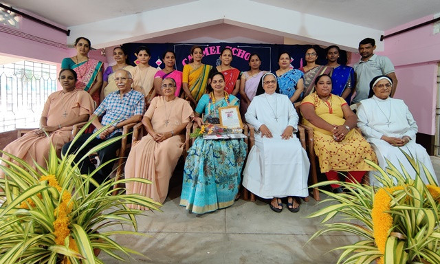 Best Teacher award to Carmel School Teacher Divya by Ganapathi Vyavasayika Sahakari Sanga, Kemmannu.
