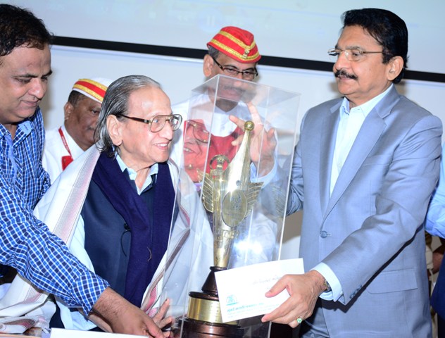 Governor presents late Padmashri G G Jadhv Memorial Award to Neelkanth Khadilkar