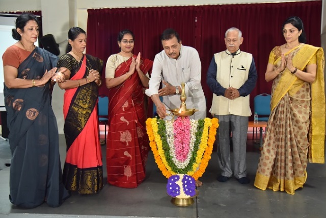 ಪಠ್ಯದ ವಿಷಯಗಳ ಜತೆಗೆ ಅದರ ಮೌಲ್ಯಗಳ ವರ್ಗಾವಣೆಯೂ ಆಗಬೇಕು - ಪ್ರೊ. ಎಂ. ಬಿ. ಪುರಾಣಿಕ್ ಪಠ್ಯದ ವಿಷಯಗಳ ಜತೆಗೆ ಅದರ ಮೌಲ್ಯಗಳ ವರ್ಗಾವಣೆಯೂ ಆಗಬೇಕು - ಪ್ರೊ. ಎಂ. ಬಿ. ಪುರಾಣಿಕ್