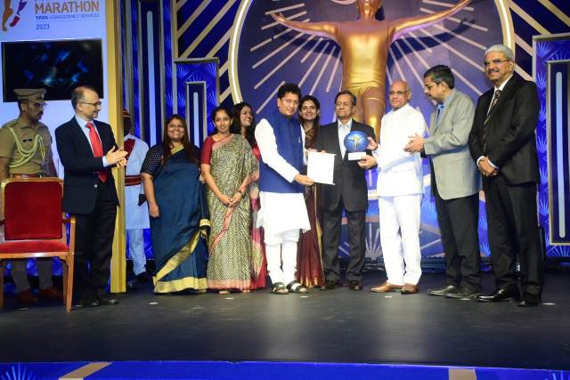 Governor Ramesh Bais presents Tata Mumbai Marathon Philanthropy Awards
