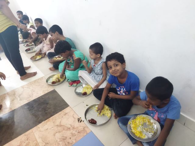 Good Samaritans from Kemmannu Parish visited Mamatheya Thottilu (ಮಮತೆಯ ತೊಟ್ಟಿಲು) in Malpe Road, Udupi.