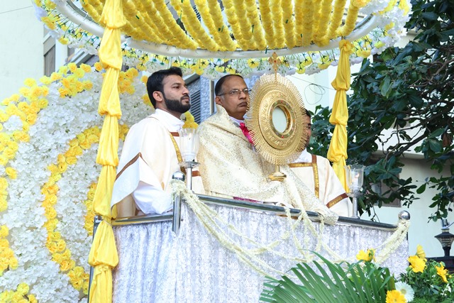 Mangalore diocese holds Eucharistic Procession, announces ‘Family Year’