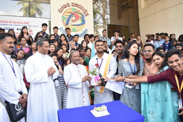 Young Students of India Pledge to be Youthful at the Young Catholic Students National Convention Young Students of India Pledge to be Youthful at the Young Catholic Students National Convention