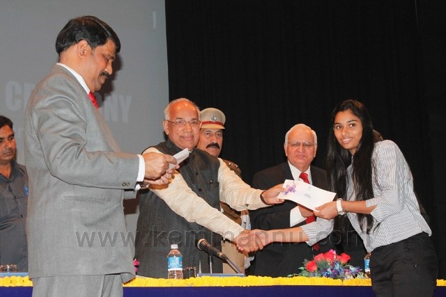 Solanki distributes scholarships over 200 students