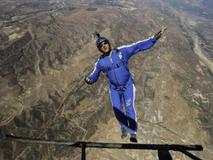 Skydiver to jump out of plane without parachute