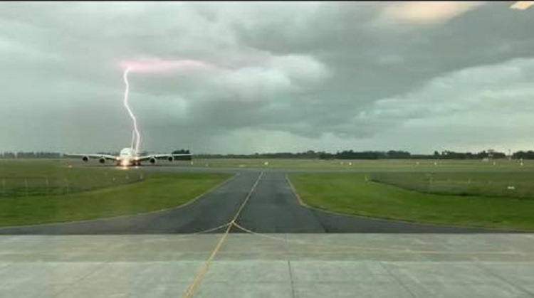 Terrifying photo of lighting bolt striking the airplane goes viral