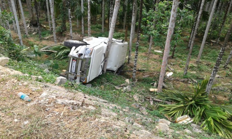 Three injured after Bolero topples on Uppinangady-Subramanya SH Three injured after Bolero topples on Uppinangady-Subramanya SH