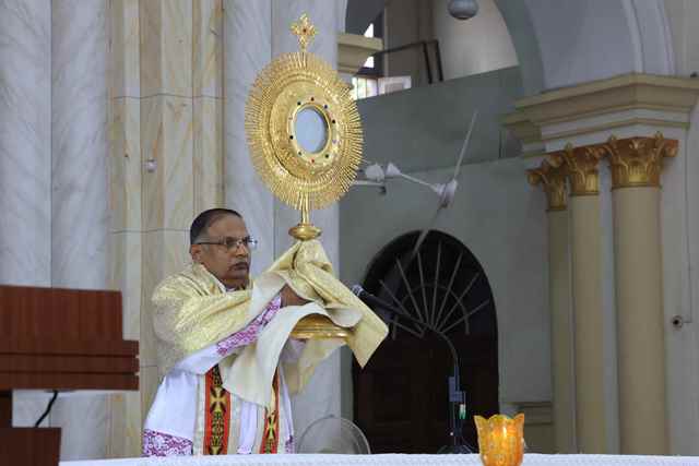 Mangalore Diocese Unites in Chrism Mass Celebration at Rosario Cathedral