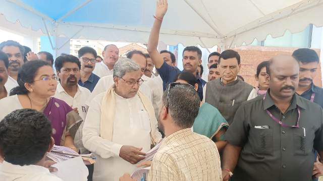 ಉಡುಪಿ: ಏಕ ನಿವೇಶನ ಸಂತ್ರಸ್ತರು ದಾವೆಯು ಶೀಘ್ರ ಇತ್ಯರ್ಥವಾಗುವಲ್ಲಿ ಸಹಕರಿಸುವಂತೆ ಮುಖ್ಯಮಂತ್ರಿಯವರನ್ನು ಕೋರಿದರು. ಉಡುಪಿ: ಏಕ ನಿವೇಶನ ಸಂತ್ರಸ್ತರು ದಾವೆಯು ಶೀಘ್ರ ಇತ್ಯರ್ಥವಾಗುವಲ್ಲಿ ಸಹಕರಿಸುವಂತೆ ಮುಖ್ಯಮಂತ್ರಿಯವರನ್ನು ಕೋರಿದರು.