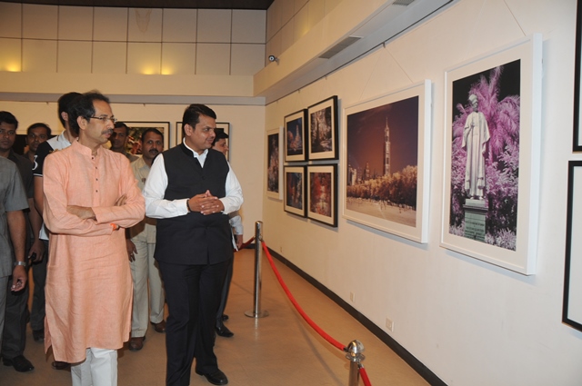 overnor of Maharashtra Ch Vidyasagar Rao today visited the exhibition of photographs shot by Shiv Sena chief Uddhav Thackeray