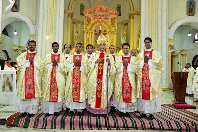 Mangaluru: Bishop Aloysius ordains five deacons to priesthood at Rosario Cathedral