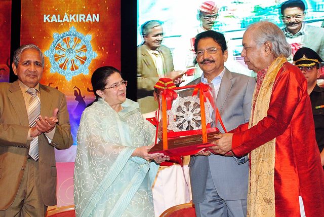 Pandit Birju Maharaj honoured by Aditya Birla â€œKalashikharâ€ Lifetime Achievement Award in Mumbai.