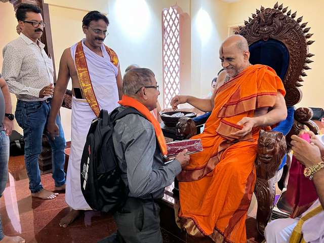 Udupi: Kemmannu.com Journo Richard D’Souza Felicitated by Paryaya Sri, Sri Sugunendra Tirtha Swamiji.
