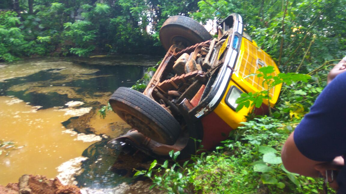 The lorry driver lost control, vehicle falls into the temple pond