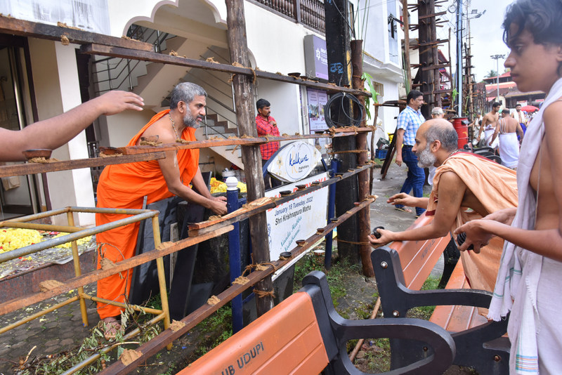 ಶ್ರೀಕೃಷ್ಣಮಠದಲ್ಲಿ ಲಕ್ಷದೀಪೋತ್ಸವದ ಅಂಗವಾಗಿ ಅಟ್ಟಣಿಗೆಯಲ್ಲಿ ಹಣತೆಗಳನ್ನು ಇಟ್ಟು ದೀಪೋತ್ಸವಕ್ಕೆ ಚಾಲನೆ