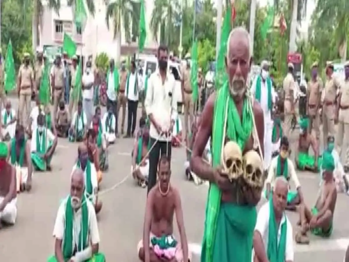 Holding skulls, Tamil Nadu farmers protest against agriculture bills Holding skulls, Tamil Nadu farmers protest against agriculture bills