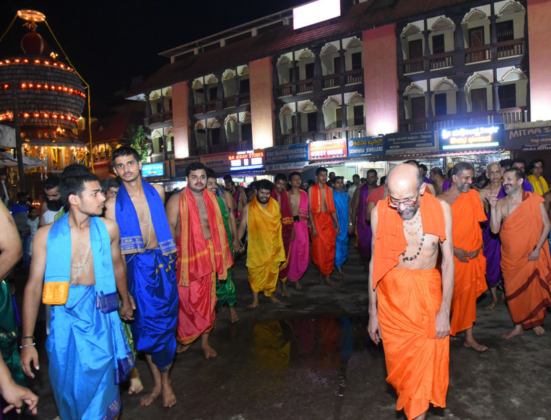 ಶ್ರೀಕೃಷ್ಣಮಠದಲ್ಲಿ,ಅಷ್ಟಮಠಾಧೀಶರ ಉಪಸ್ಥಿತಿಯಲ್ಲಿ  ವೈಭವದೊಂದಿಗೆ ತೆಪ್ಪೋತ್ಸವ , ಲಕ್ಷದೀಪೋತ್ಸವ ಪ್ರಾರಂಭ