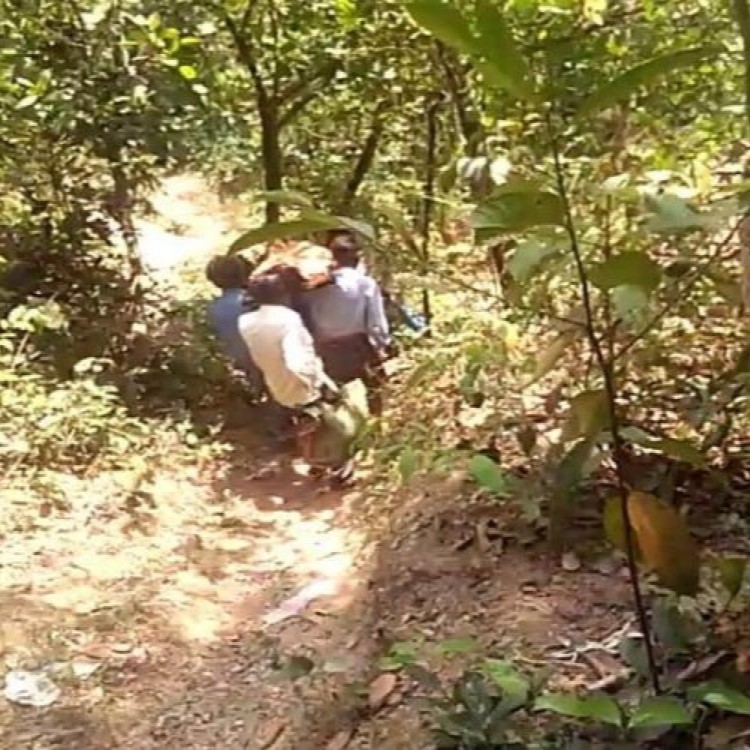Sullia: Dead body carried on shoulders due to lack of road connectivity