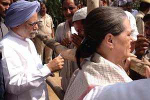 Manmohan, Sonia visit Muzaffarnagar, PM says guilty will be punished