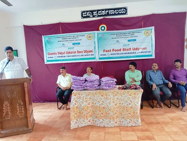 ವ್ಯಕ್ತಿತ್ವ ಮತ್ತು ದೇಶ, ಸಮಾಜ ಕಟ್ಟುವ ಕೆಲಸ ರುಡ್ ಸೆಟ್ ಸಂಸ್ಥೆಯ ಮೂಲಕ ಡಾ.ವೀರೇಂದ್ರ ಹೆಗ್ಗಡೆಯವರು ಮಾಡುತ್ತಿದ್ದಾರೆ ವ್ಯಕ್ತಿತ್ವ ಮತ್ತು ದೇಶ, ಸಮಾಜ ಕಟ್ಟುವ ಕೆಲಸ ರುಡ್ ಸೆಟ್ ಸಂಸ್ಥೆಯ ಮೂಲಕ ಡಾ.ವೀರೇಂದ್ರ ಹೆಗ್ಗಡೆಯವರು ಮಾಡುತ್ತಿದ್ದಾರೆ