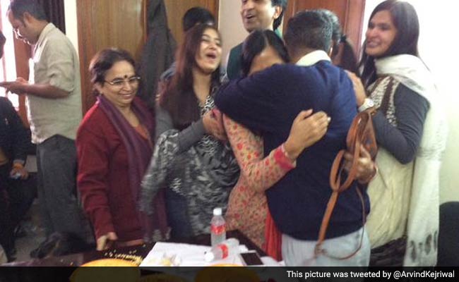 Delhi Election Result: Arvind Kejriwal Hugs it Out With Wife, Tweets â€™Thank you, Sunitaâ€™