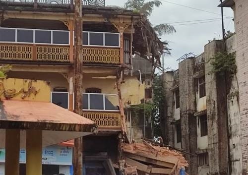 An old building at Chittaranjan Cirlce in the heart of Udupi city collapses, no injuries
