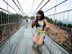 Chinaâ€™s newly built glass bridge cracks, causes panic