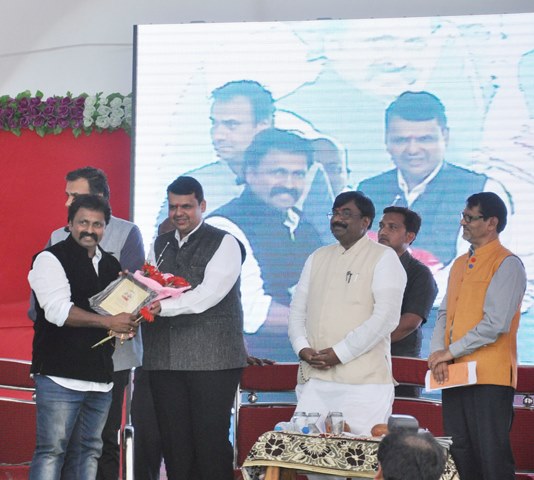 Chitah Yajnesh Shetty honored by the Chief Minister of Maharashtra
