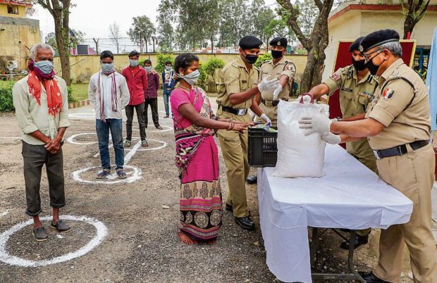 Kasaragod: Cops to door deliver essentials to residents during lockdown Kasaragod: Cops to door deliver essentials to residents during lockdown