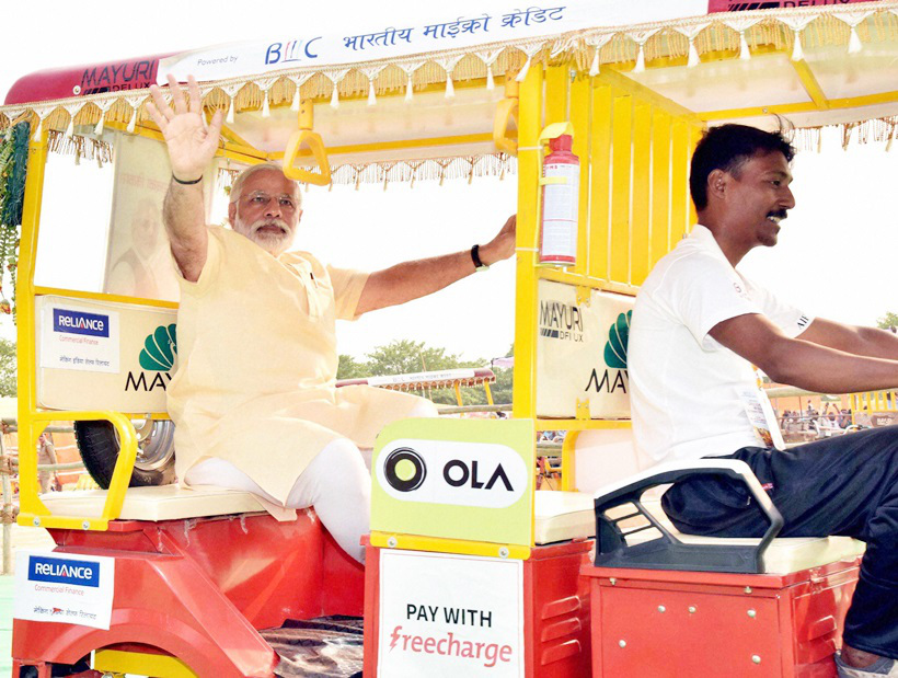 Modi slams Cong govts, reaches out to Nishads with e-boats