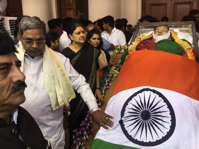 Tamil Naduâ€™s beloved Amma Jayalalithaa Buried, Last Rites Performed By Closest Aide Sasikala Natarajan