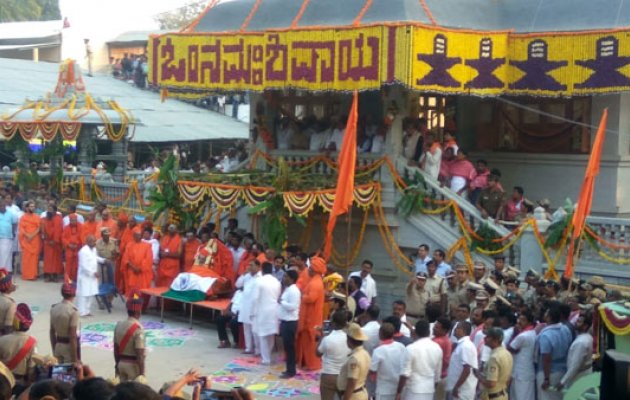 ’Walking God’ Siddaganga seer last rites held with state honours