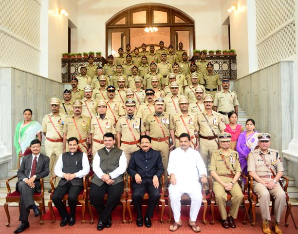 Mumbai: Guv presents Presidentâ€™s medals to 50 police officers