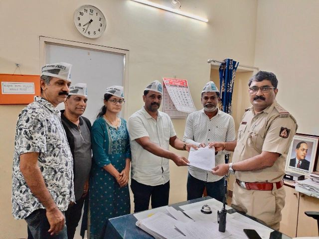 ರಸ್ತೆ ಗುಂಡಿಯಿಂದಾಗಿ ಮಹಿಳೆ ದಾರುಣ ಮೃತ್ಯು - ದೂರು ದಾಖಲು ರಸ್ತೆ ಗುಂಡಿಯಿಂದಾಗಿ ಮಹಿಳೆ ದಾರುಣ ಮೃತ್ಯು - ದೂರು ದಾಖಲು