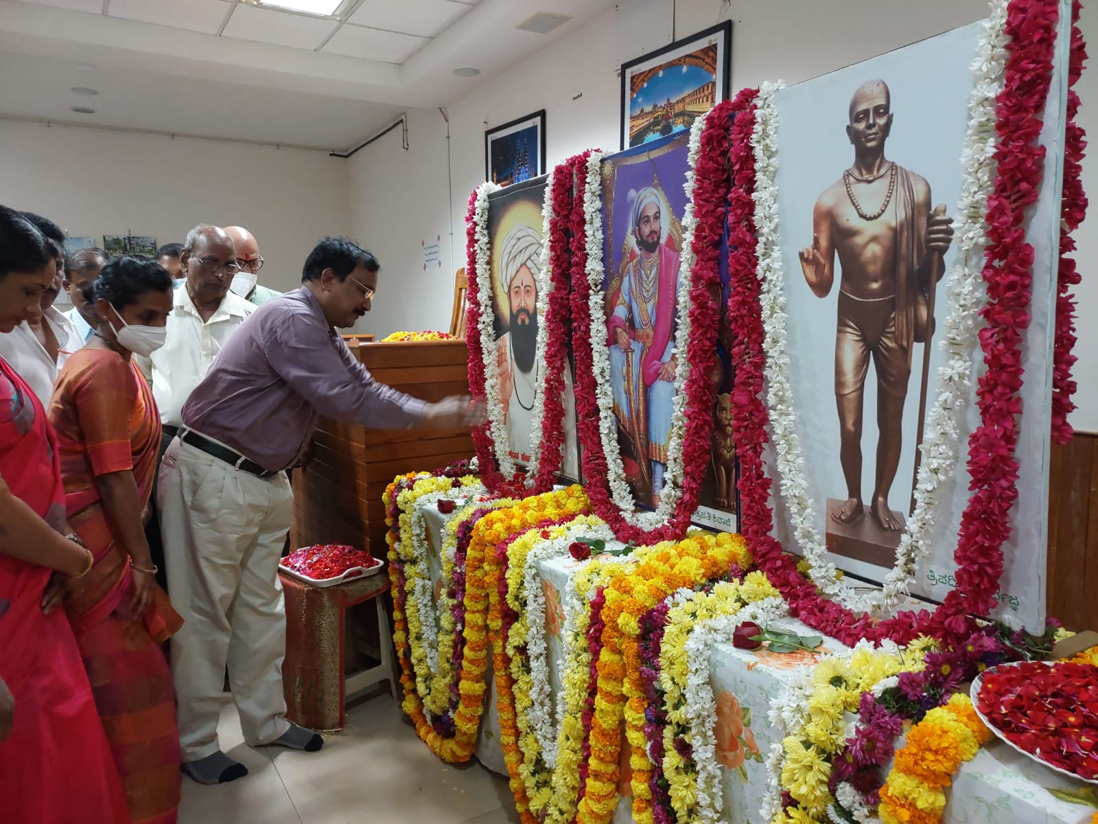 ಮಹಾ ಪುರುಷರ ಆದರ್ಶ ಪಾನೆಯಿಂದ ಸಮಾಜದ ಉನ್ನತಿ: ಕಿರಣ್ ಪೆಡ್ನೇಕರ್ ಮಹಾ ಪುರುಷರ ಆದರ್ಶ ಪಾನೆಯಿಂದ ಸಮಾಜದ ಉನ್ನತಿ: ಕಿರಣ್ ಪೆಡ್ನೇಕರ್