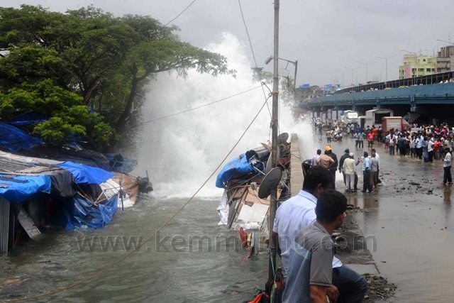 Water pipeline bursts in Mumbaiâ€™s Bandra, washes away hut, drowns 2 children