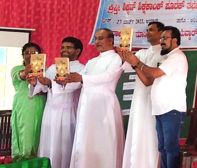 Book ಸೊಮ್ಯಾಚೆಂ ದರ್ಶನ್ released in Mangalur