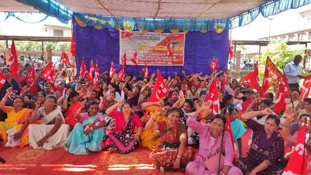 ಉಡುಪಿ: ಬೀಡಿ ಕಾರ್ಮಿಕರ ಹಗಲು ರಾತ್ರಿ ಅನಿರ್ಧಿಷ್ಟಾವಧಿ ಧರಣಿ ಉದ್ಘಾಟನೆ ಉಡುಪಿ: ಬೀಡಿ ಕಾರ್ಮಿಕರ ಹಗಲು ರಾತ್ರಿ ಅನಿರ್ಧಿಷ್ಟಾವಧಿ ಧರಣಿ ಉದ್ಘಾಟನೆ