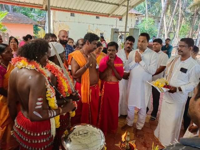 ಕಾಂಗ್ರೆಸ್ ಅಭ್ಯರ್ಥಿ ಪ್ರಸಾದ್ ರಾಜ್ ಕಾಂಚನ್ ಅವರು ಕೆಮ್ಮಣ್ಣು ಗುಳಿಬೆಟ್ಟು ಶ್ರೀ ಬಬ್ಬುಸ್ವಾಮಿ ದೈವಸ್ಥಾನದ ಹರಕೆ ಸೇವೆಯಲ್ಲಿ ಭಾಗಿ