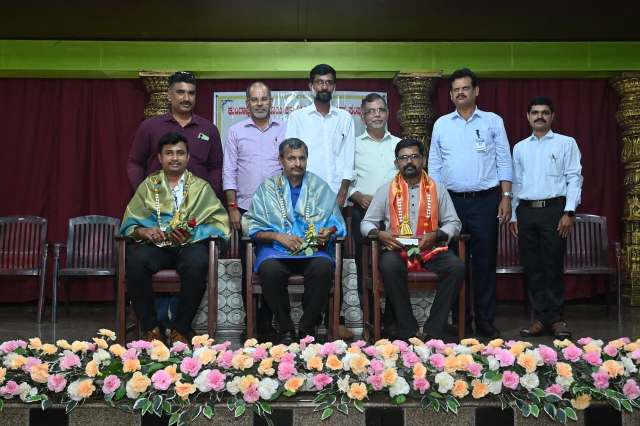 ಕುಂದಾಪುರ ತಾಲೂಕು ಕಾರ್ಯನಿರತ ಪತ್ರಕರ್ತರ ಸಂಘದ ವತಿಯಿಂದ ಸನ್ಮಾನ ಸಮಾರಂಭ ಕುಂದಾಪುರ ತಾಲೂಕು ಕಾರ್ಯನಿರತ ಪತ್ರಕರ್ತರ ಸಂಘದ ವತಿಯಿಂದ ಸನ್ಮಾನ ಸಮಾರಂಭ