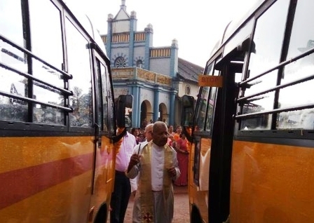 Five new school mini buses blessed for St. Francis Xavierâ€™s English School, Mudarangadi
