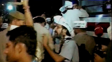 AAP workers clash with cops outside Tihar jail