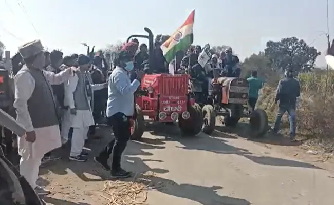 Farmers Defy Order, Gather For Panchayat In UP’s Shamli Farmers Defy Order, Gather For Panchayat In UP’s Shamli