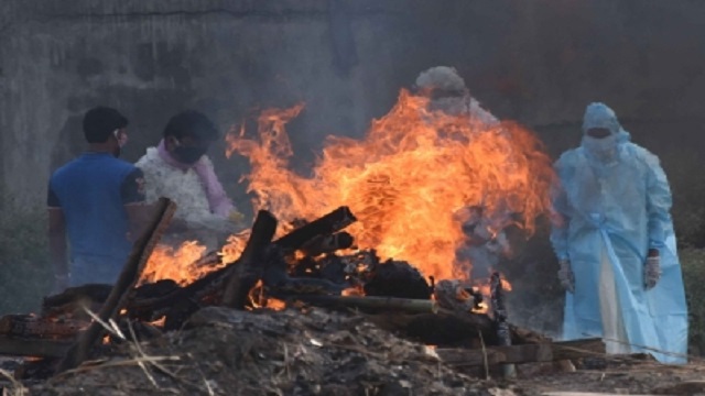 Daughter jumps into funeral pyre at father’s cremation