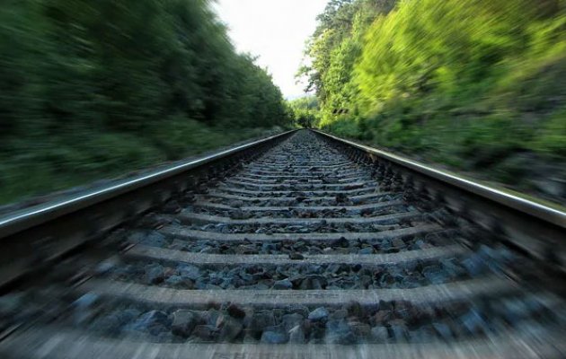 Retired Andhra judge, wife end lives under running trains